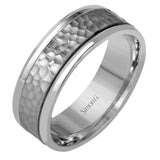 A hammered platinum center highlights the contemporary design of this men's two-tone wedding band, outlined with sleek rose gold rims.